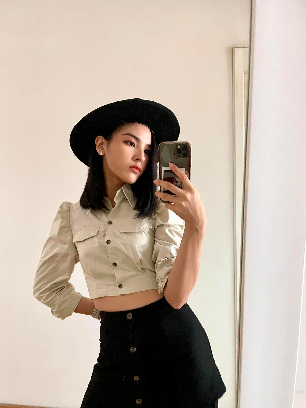 Sao Việt hôm nay 31/10: MC Quỳnh Nga diện style trẻ trung năng động khác hẳn khi lên sóng.