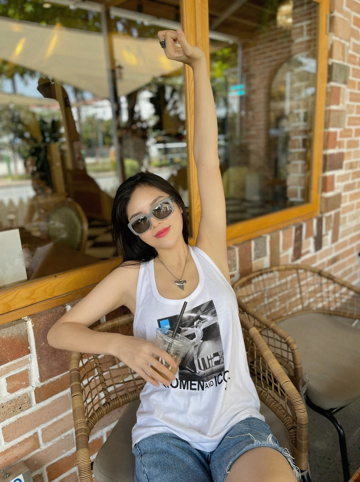 Hoa hậu Kỳ Duyên giản dị thoải mái dạo phố cuối tuần.