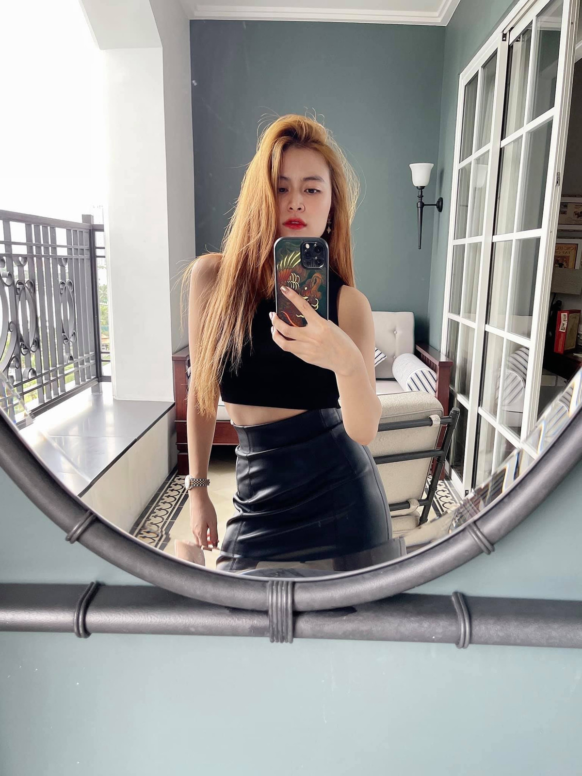 Hoàng Thùy Linh lâu lâu mới đăng hình selfie trên trang cá nhân.