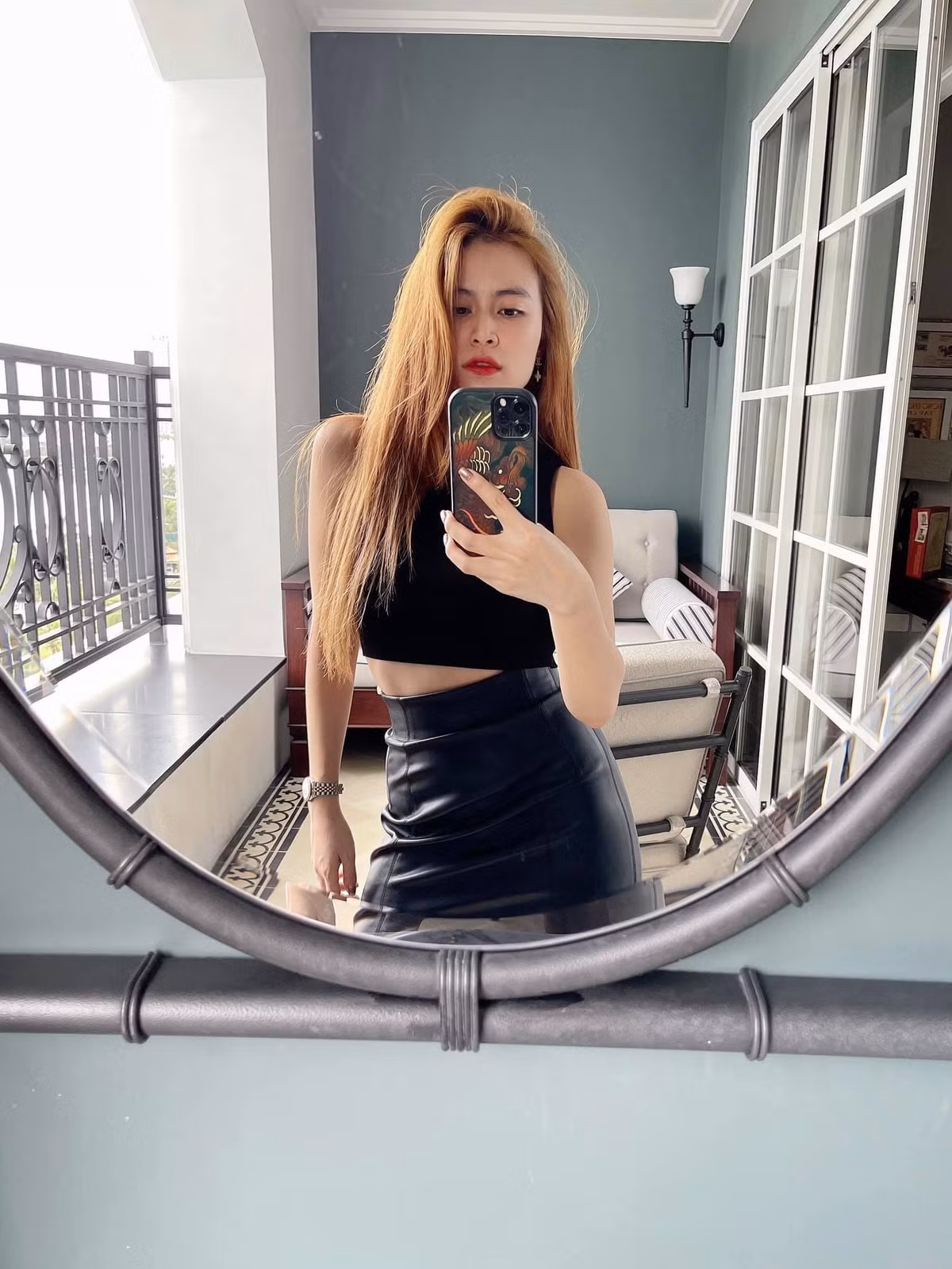 Hoàng Thùy Linh lâu lâu mới đăng hình selfie trên trang cá nhân.