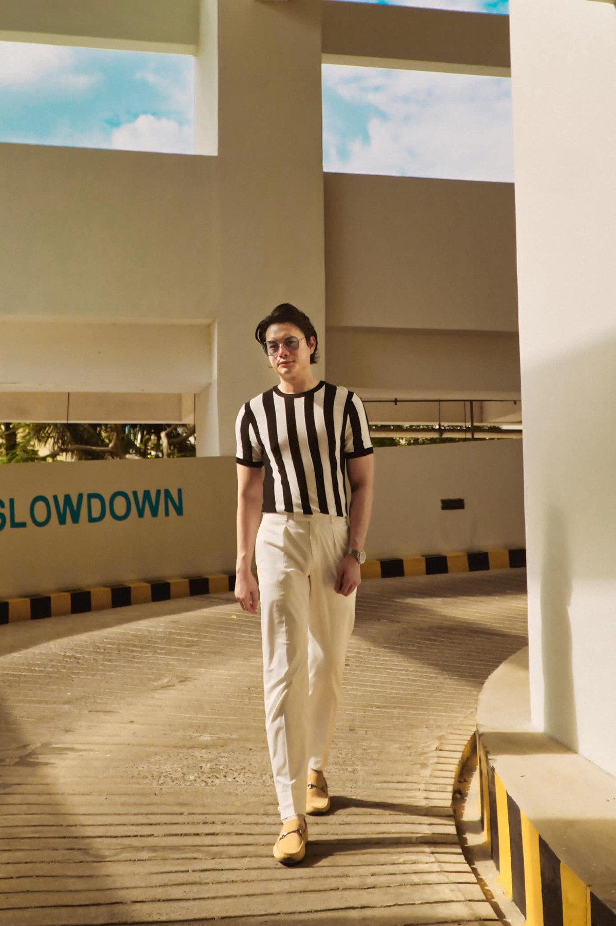 Diễn viên Anh Dũng điển trai đi dạo trong nắng thu.