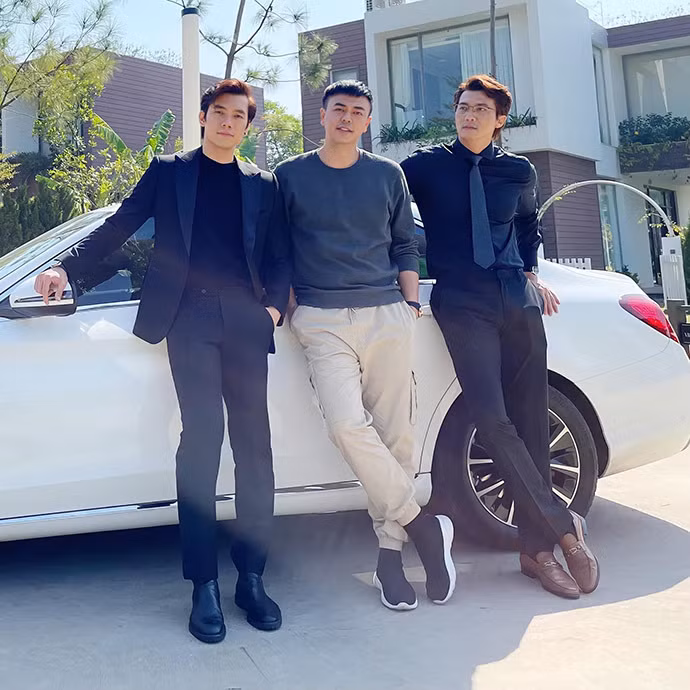 Tin sao Việt 4/12: Bộ ba "soái ca" Tuấn Tú, Nhan Phúc Vinh và Hà Việt Dũng cùng đọ vẻ điển trai trong hậu trường một bộ phim mới đang quay.