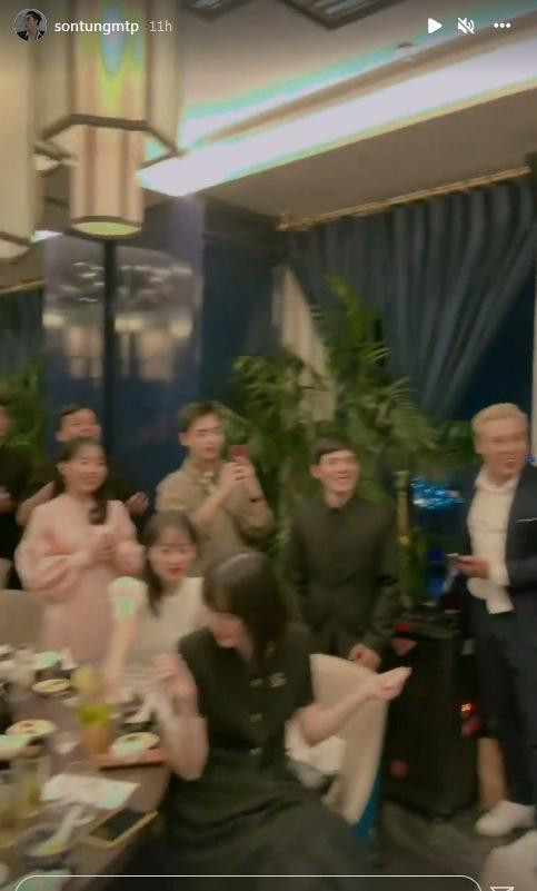 Chiếc áo lùng bùng như che giấu vòng eo bánh mỳ, kém thon của người đẹp.