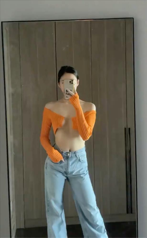 ##ss###style="text-decoration: underline;">Lương Thuỳ Linh diện chiếc áo "gái hư" của Jaquemus khiến dân tình trố mắt. Item này tính đến nay mới chỉ có vài người trong showbiz Việt dám diện vì độ táo bạo của nó.