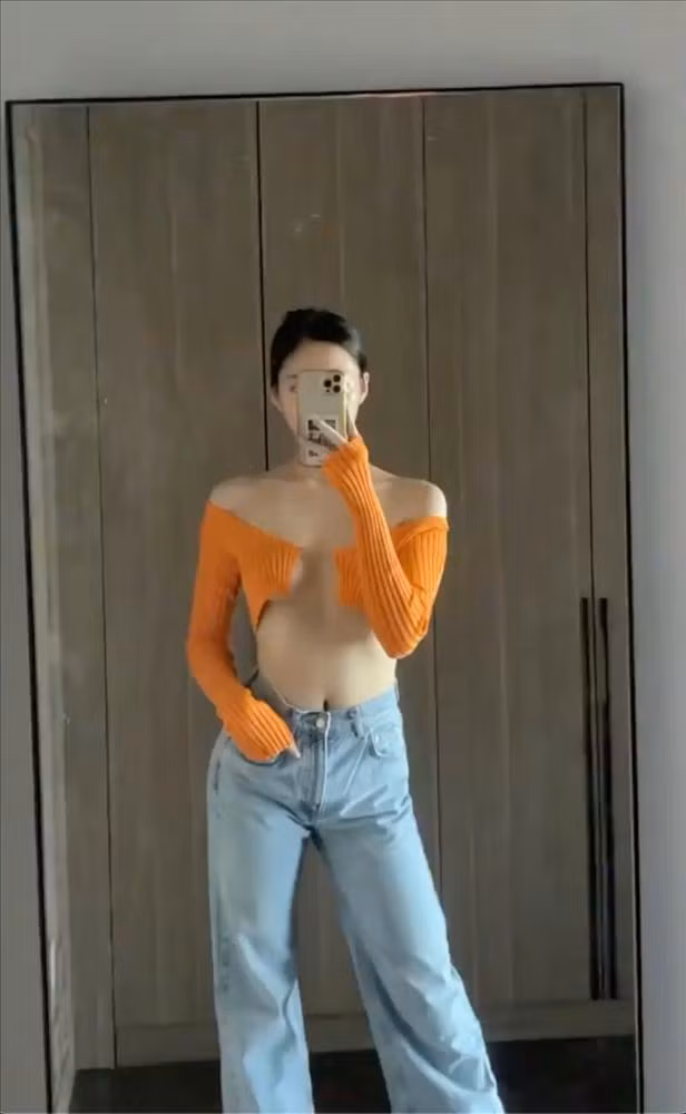 Lương Thuỳ Linh diện chiếc áo "gái hư" của Jaquemus khiến dân tình trố mắt. Item này tính đến nay mới chỉ có vài người trong showbiz Việt dám diện vì độ táo bạo của nó.