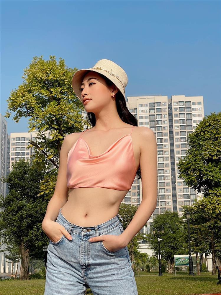  Lương Thùy Linh khoe layout chạy bộ sáng sớm. Chân dài gốc Cao Bằng chọn cho mình chiếc quần jeans ống suông cạp nhỡ, mix cùng áo yếm croptop bằng lụa và đội thêm mũ bucket cho thêm phần cá tính.