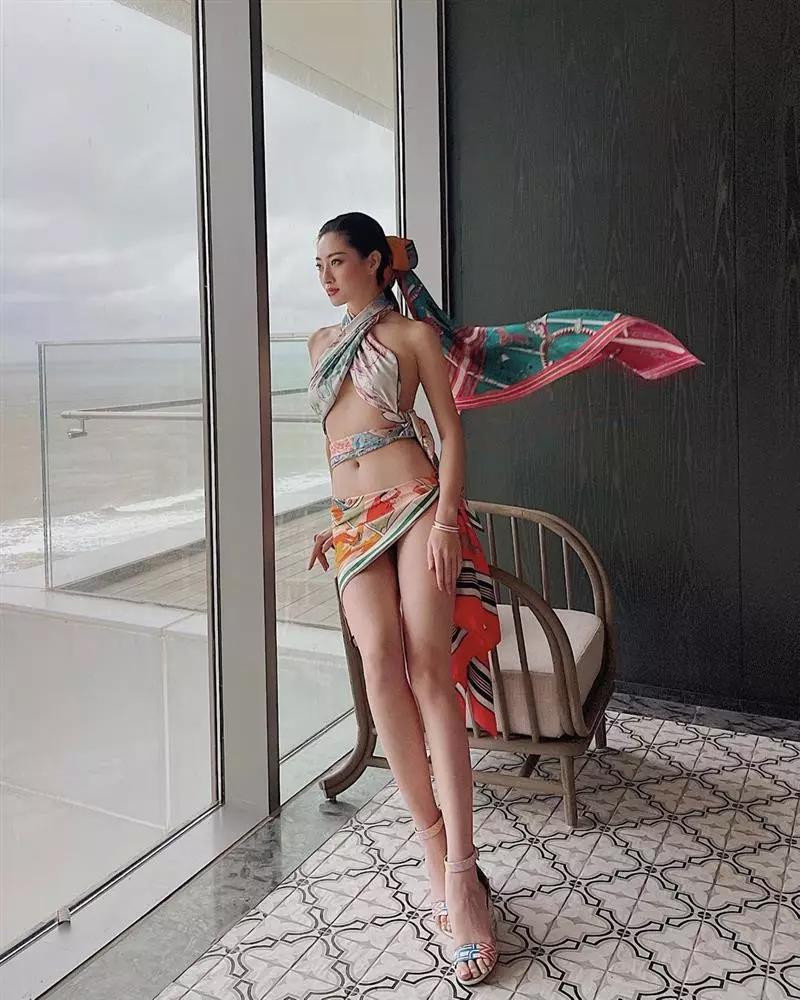 u điểm lớn nhất của người đẹp chính là đôi chân dài 1m22 "soán ngôi" người mẫu Thanh Hằng. Cô càng ngày càng chăm chỉ trong việc rèn dáng nên càng tự tin hơn trong khoản lên đồ sexy.