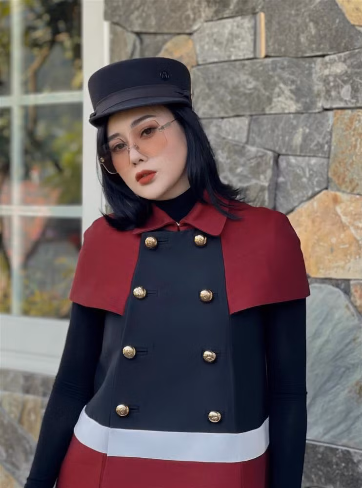 br/> Thời gian gần đây, dễ thấy Phương Oanh rất chịu khó chụp ảnh thời trang. Mọi khoảnh khắc được người đẹp "thả xích" trên trang cá nhân đều nhanh chóng gây sự chú ý. Vốn xuất thân là người mẫu nên việc làm mẫu ảnh không hề làm khó nữ diễn viên, trái lại càng giúp cô khoe được thần thái kiêu sa, sang chảnh.