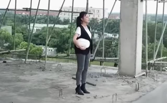 Trang phục của Phương Oanh được đánh giá là "thảm họa".