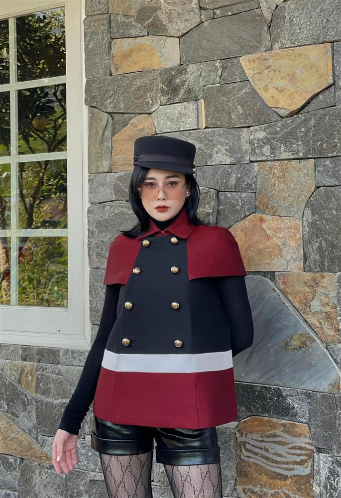 Đáng chú ý, đôi boots mũi nhọn cổ ngắn mà Phương Oanh diện đã khiến nhiều người chợt nhớ đến item tương tự mà cô đi ở phim Hương Vị Tình Thân. Hai đôi boots có kiểu dáng tương đồng, đều được nữ diễn viên mix với quần ngắn nhưng lại nhận về kết quả trái ngược. Ngoài đời, Phương Oanh được khen sành điệu bao nhiêu thì trước đó trên phim, cô lại bị trừ điểm bấy nhiêu.