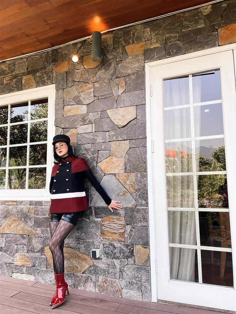 Mới đây, Phương Oanh tiếp tục đăng tải bộ ảnh mới khoe nhan sắc xinh đẹp. Đáng chú ý trong loạt ảnh này, cô gây bất ngờ khi quay trở lại với hình tượng tóc ngắn của Hương Vị Tình Thân. Nữ diễn viên sinh năm 1989 diện áo dạ mix quần short đen, quần tất Gucci, mũ beret cá tính. Trang phục hơi hướm hình ảnh "chú lính chì" của các nước phương Tây.