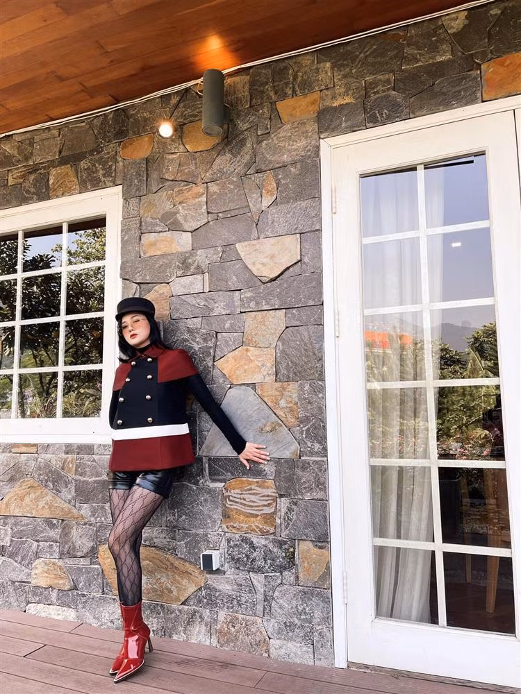 Mới đây, Phương Oanh tiếp tục đăng tải bộ ảnh mới khoe nhan sắc xinh đẹp. Đáng chú ý trong loạt ảnh này, cô gây bất ngờ khi quay trở lại với hình tượng tóc ngắn của Hương Vị Tình Thân. Nữ diễn viên sinh năm 1989 diện áo dạ mix quần short đen, quần tất Gucci, mũ beret cá tính. Trang phục hơi hướm hình ảnh "chú lính chì" của các nước phương Tây.