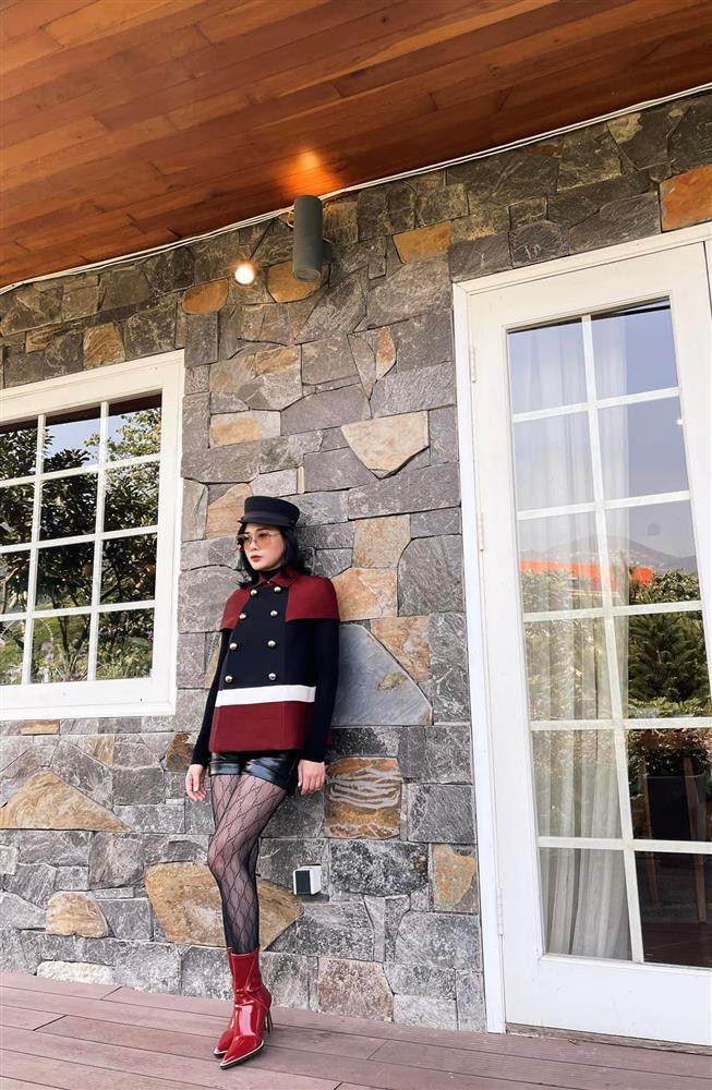 nh mới của Phương Oanh được sân mạng xuýt xoa khen ngợi vì set đồ hàng hiệu thời thượng cũng như body đẹp mắt và thần thái hút hồn.