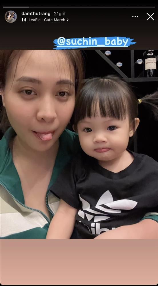 Không hề giữ kín bưng như nhiều gia đình bỉm sữa Vbiz, vợ chồng nhà Cường Đô La vô cùng thoải mái chia sẻ những khoảnh khắc đáng yêu bên ái nữ Suchin. Mới đây, Đàm Thu Trang gây chú ý khi khoe bức ảnh selfie nhí nhảnh cùng con gái cưng. Đặc biệt, bà xã doanh nhân phố núi không ngại để lộ luôn mặt mộc lúc ở nhà chăm con. Hiếm hoi mới cho "lên sóng" bức ảnh cận mặt không chút son phấn, song lần này chân dài xứ Lạng lại khiến nhiều người không khỏi bất ngờ vì gương mặt mộc nhợt nhạt, kém sắc.