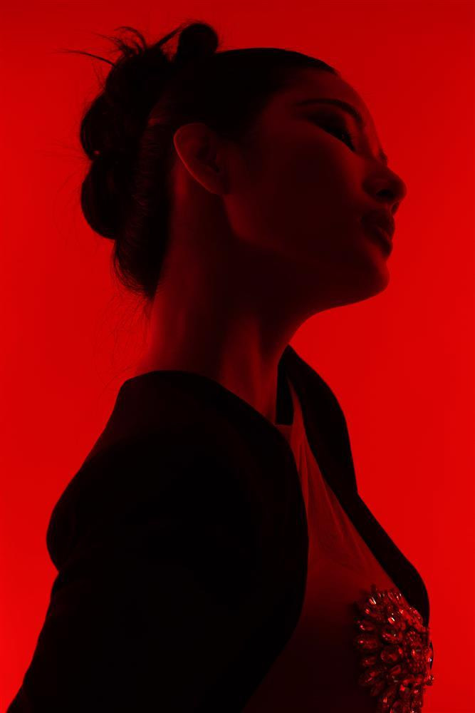 Vẻ đẹp đầy ma mị và quyến rũ của người đẹp Thanh Hóa trong bộ ảnh mới sau chuỗi liên hoàn drama xích mích với đồng nghiệp.