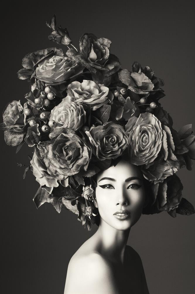 Kể từ khi lên ngôi Á hậu 1 Hoa hậu Hoàn vũ 2019, dân tình gần như không còn được thấy Hoàng Thùy chụp ảnh "cởi" nữa. Loạt ảnh táo bạo nhất của chân dài đã từ khoảng thời gian mới lên ngôi Quán quân Vietnam's Next Top Model 2011.