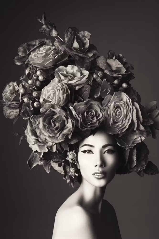 Kể từ khi lên ngôi Á hậu 1 Hoa hậu Hoàn vũ 2019, dân tình gần như không còn được thấy Hoàng Thùy chụp ảnh "cởi" nữa. Loạt ảnh táo bạo nhất của chân dài đã từ khoảng thời gian mới lên ngôi Quán quân Vietnam's Next Top Model 2011.