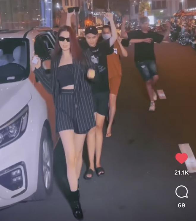 Thậm chí, Thúy Kiều còn được đánh giá ý thức cao nhất trong cả nhóm người vì mỗi mình cô đeo khẩu trang.