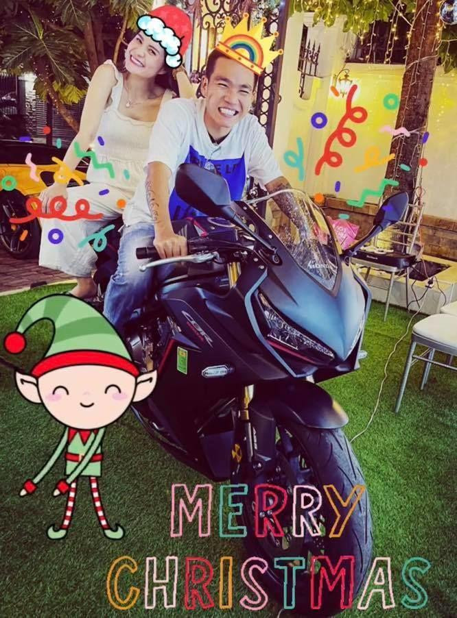 Cụ thể, vào dịp Giáng sinh năm 2020, nữ đại gia ở nhà 200 tỷ từng mạnh tay mua tặng cho nam rapper Wowy một chiếc mô tô trị giá lên đến 300 triệu đồng.