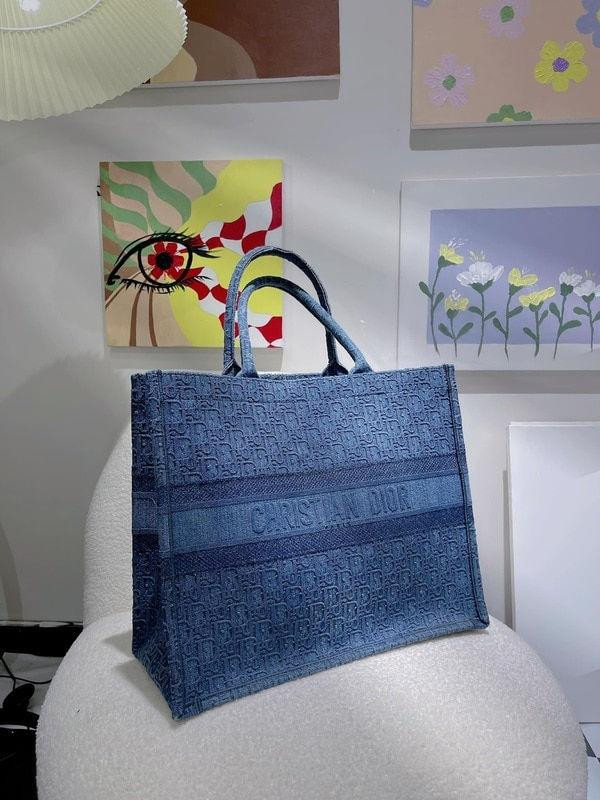 Cận cảnh chiếc túi hiệu "đắt xắt ra miếng" mà Đàm Thu Trang dành tặng cho cô bạn thân. Chiếc Dior Book Tote tiện dụng với size lớn có giá gần 100 triệu đồng.