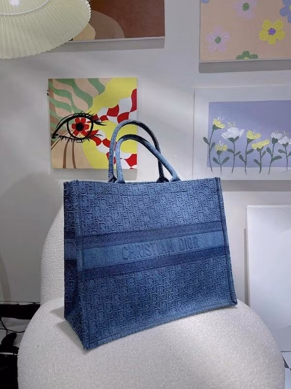 Cận cảnh chiếc túi hiệu "đắt xắt ra miếng" mà Đàm Thu Trang dành tặng cho cô bạn thân. Chiếc Dior Book Tote tiện dụng với size lớn có giá gần 100 triệu đồng.