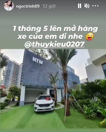 "Nữ hoàng nội y" chia sẻ trên mạng xã hội bức ảnh chiếc "xế hộp" màu trắng cùng lời nhắn với Thúy Kiều: "1/5 lên mở hàng xe của em đi nhé Thúy Kiều"”. Trước đó Thúy Kiều cũng từng công khai đoạn tin nhắn khoe rằng được "boss Ngọc Trinh" tặng "xế hộp".