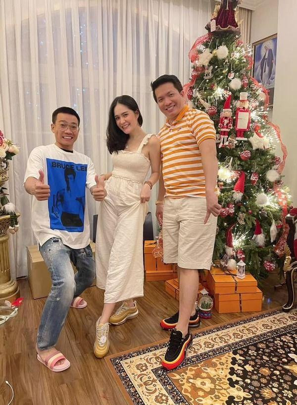 Nói đến những đôi bạn thân không ngại chi "tiền tạ tiền tấn" để tặng quà cho nhau chắc chắn phải kể tên Đoàn Di Băng và Wowy.