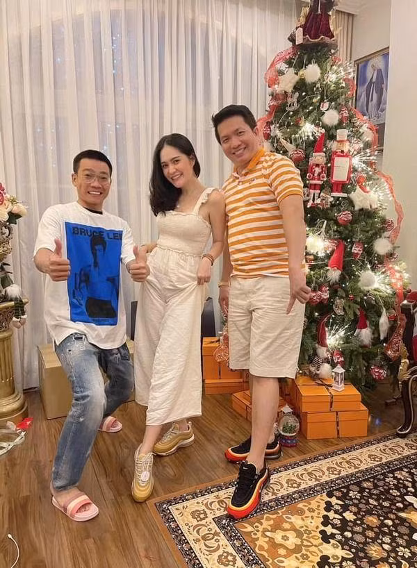 Nói đến những đôi bạn thân không ngại chi "tiền tạ tiền tấn" để tặng quà cho nhau chắc chắn phải kể tên Đoàn Di Băng và Wowy.