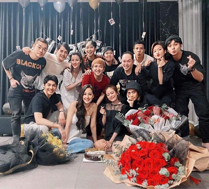 Giống như Đàm Thu Trang, Mai Phương Thúy cũng là sao Việt nức tiếng hào phóng, không ngại chi tiền khủng để tặng hàng hiệu đắt giá cho bạn thân.