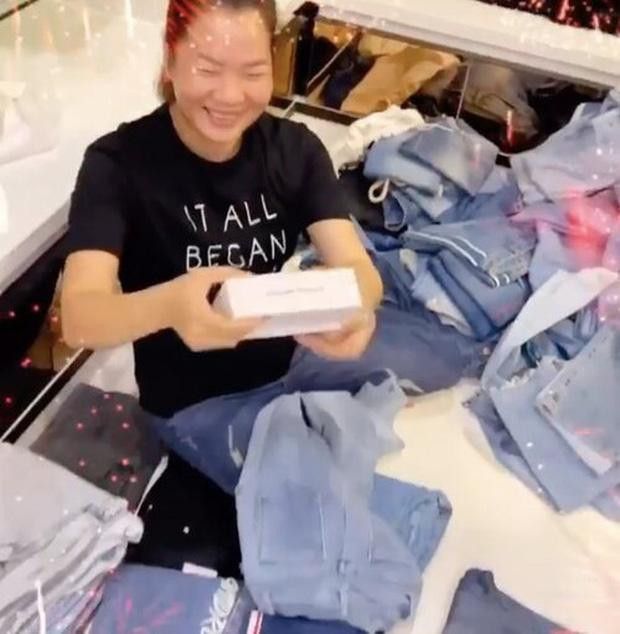 Không chỉ chịu chi tiền cho bạn bè mà thậm chí cả người giúp việc là Thúy Kiều, chân dài Trà Vinh cũng xuống tiền không tiếc cho những món quá đắt đỏ như điện thoại....