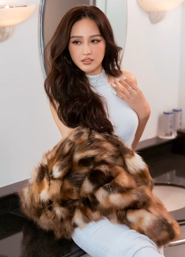 Sau 15 năm đăng quang, Hoa hậu Mai Phương Thúy vẫn giữ được đường cong chuẩn cùng vẻ đẹp ngày càng mặn mà theo năm tháng.