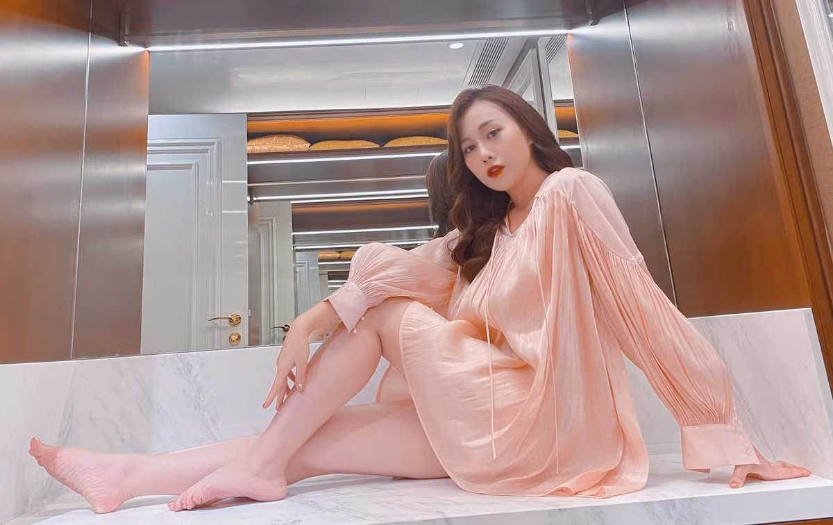 Diễn viên Phương Oanh xinh xắn nhẹ nhàng với tông màu cam hồng.