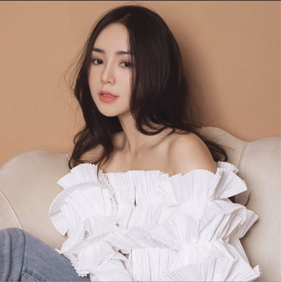 Quỳnh Kool khoe vai trần quyến rũ.