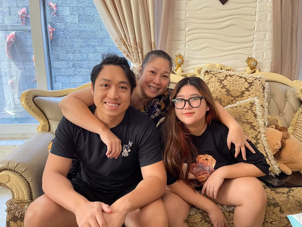 Nghệ sĩ Hồng Vân vui vẻ bên các con.