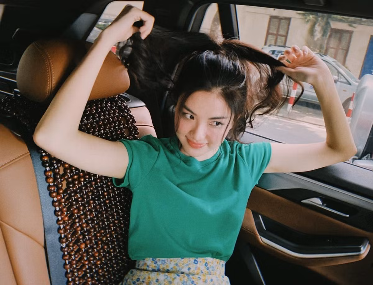 Lương Thanh "11 tháng 5 ngày" selfie tinh nghịch trong xe.