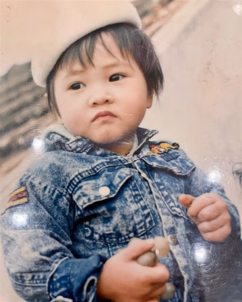 br/> Mới đây, Đàm Thu Trang chia sẻ hình ảnh ngày nhỏ khiến fan và bạn bè vô cùng thích thú. Hoá ra, mục đích của việc bất ngờ đăng ảnh hồi bé của mỹ nhân xứ Lạng là: "Không biết có vớt vát thêm được nét nào ngày nhỏ để giống chị gái Suchin của mình không".