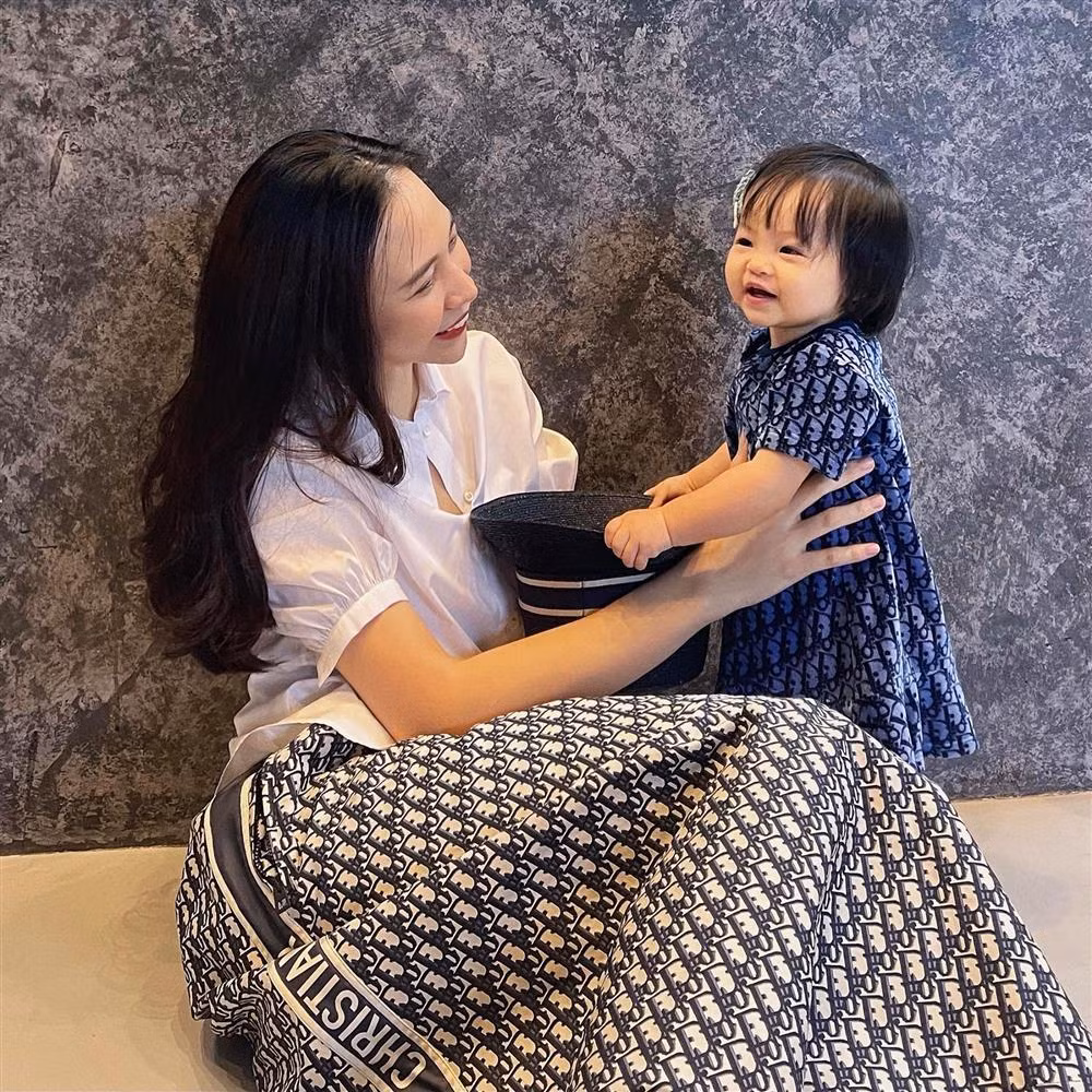 Hoá ra khi trưởng thành, Đàm Thu Trang có các nét mặt gọn gàng hơn nên Suchin mới bớt giống mẹ.