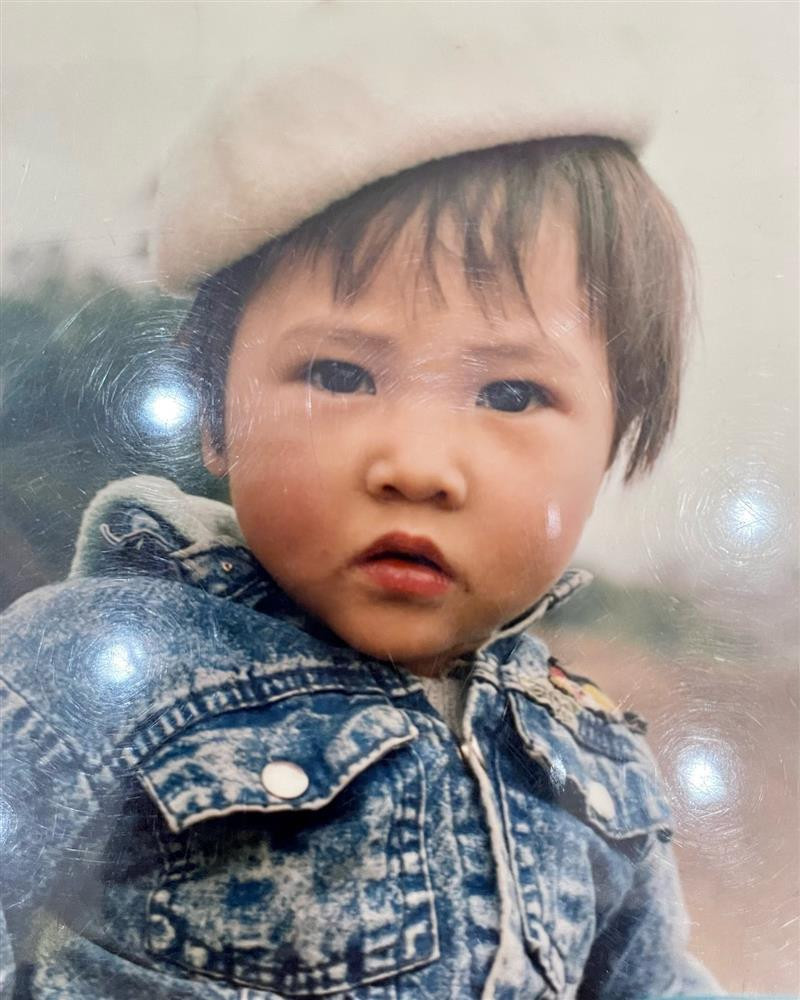 Dựa trên bức ảnh mà Đàm Thu Trang chia sẻ, netizen đoán chắc cô cũng chỉ khoảng 1-2 tuổi, trạc tuổi con gái Suchin ở thời điểm hiện tại. Nếu Chin "nhõi" được bố Cường mẹ Trang chưng diện hàng hiệu kín người thì Đàm Thu Trang trông cũng cực kỳ chất chơi với áo khoác denim và mũ nồi trắng. Đặc biệt nhất là má bánh bao và đôi môi chúm chím giống Suchin như lột.