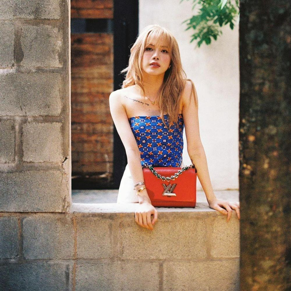  Thiều Bảo Trâm hiện tại: Cho tới 1-2 tháng trở lại đây, dân tình lại thấy cô chăm lên đồ khoe khéo túi hiệu hơn hẳn. Không cần nói nhiều, chỉ vài bức ảnh với những chiếc túi hiệu LV nổi bật, Thiều Bảo Trâm đã thay cho lời đáp trả antifan sau khi bị chê diện outfit rẻ tiền. Song cũng vì chuyện trưng trổ đồ hiệu mà mới đây nhất, cô lại vướng vào lùm xùm bị nghi đi mượn hàng hiệu "làm màu". Loạt ảnh hiện đã bị cô cho "bay màu" trên Instagram cá nhân không rõ lý do.