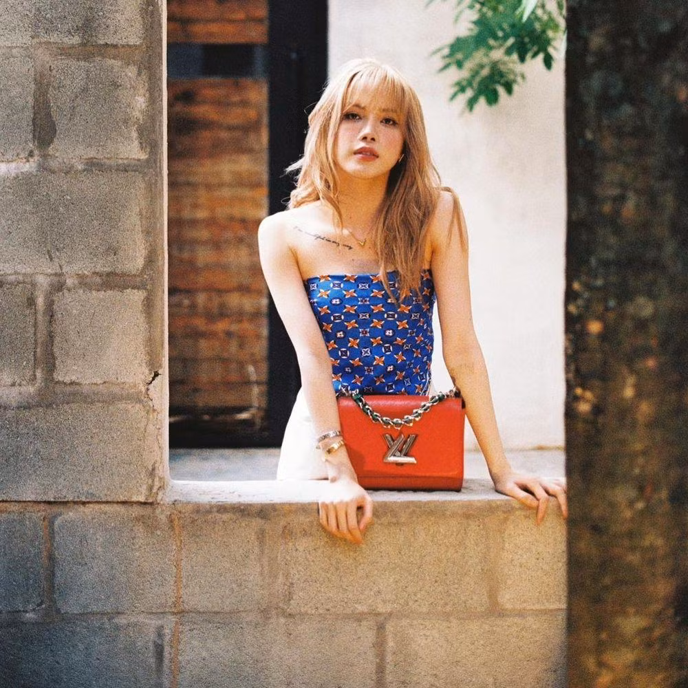  Thiều Bảo Trâm hiện tại: Cho tới 1-2 tháng trở lại đây, dân tình lại thấy cô chăm lên đồ khoe khéo túi hiệu hơn hẳn. Không cần nói nhiều, chỉ vài bức ảnh với những chiếc túi hiệu LV nổi bật, Thiều Bảo Trâm đã thay cho lời đáp trả antifan sau khi bị chê diện outfit rẻ tiền. Song cũng vì chuyện trưng trổ đồ hiệu mà mới đây nhất, cô lại vướng vào lùm xùm bị nghi đi mượn hàng hiệu "làm màu". Loạt ảnh hiện đã bị cô cho "bay màu" trên Instagram cá nhân không rõ lý do.