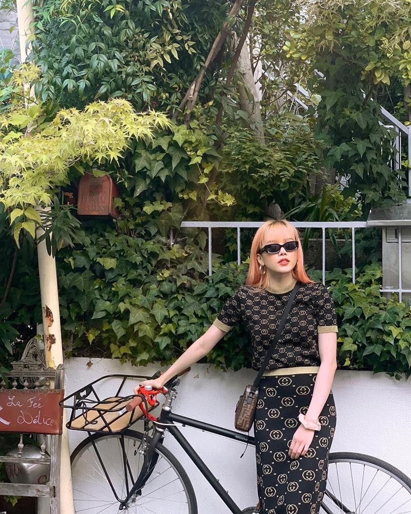 Trang phục trước kia mà cô mặc luôn cộp mác thương hiệu đắt đỏ, logo nổi rõ.