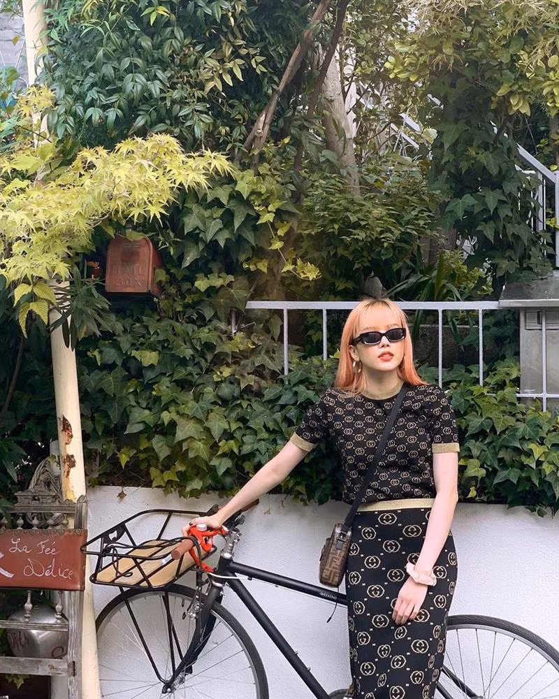 Trang phục trước kia mà cô mặc luôn cộp mác thương hiệu đắt đỏ, logo nổi rõ.