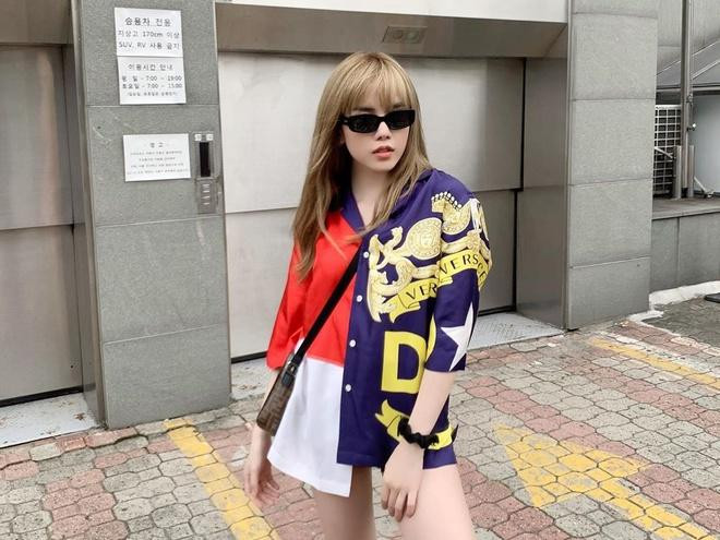  Thời còn nghi vấn "cặp kè" Sơn Tùng: Gu thời trang của Thiều Bảo Trâm trước đây thiên về hướng cá tính, hiện đại. Chỉ là những bức ảnh đời thường, không phải khi đi diễn hay ghi hình nhưng cô vẫn thoải mái sử dụng cả tá hàng hiệu đắt đỏ. Chính vì vậy, vào thời điểm đó, Thiều Bảo Trâm cũng thường xuyên đụng hàng với nhiều ngôi sao quốc tế đình đám.