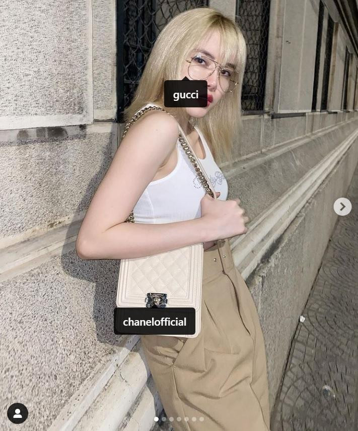 Đặc biệt, dễ thấy những bức ảnh streetstyle đời thường của cô trước kia luôn được chính chủ tag tên của cả tá những nhà mốt lớn, đình đám như Gucci, Prada, Chanel, Rolex...
