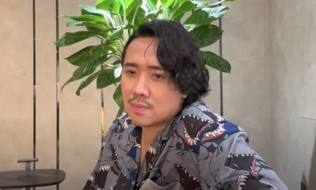 Mái tóc + bộ ria mép đã làm nhan sắc của Trấn Thành xuống hạng nghiêm trọng. Nhiều ý kiến cho rằng, Trấn Thành nên cắt tóc và cạo râu để khôi phục hình ảnh lịch lãm điển trai như trước. z