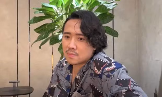 Mái tóc + bộ ria mép đã làm nhan sắc của Trấn Thành xuống hạng nghiêm trọng. Nhiều ý kiến cho rằng, Trấn Thành nên cắt tóc và cạo râu để khôi phục hình ảnh lịch lãm điển trai như trước. z