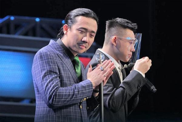 Không chỉ bộ tóc dài kiểu mullet vuốt ngược, vẫn bộ ria con kiến không phù hợp mà ngay cả bộ trang phục của nam MC cũng bị chê vì chiếc cà vạt màu xanh lạc quẻ.