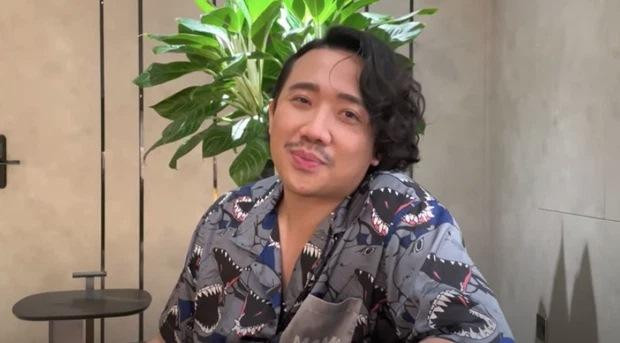 Diện mạo mới này của nam MC khiến khán giả không khỏi thất vọng vì trông anh già đi chục tuổi. Dù bị chê bai phong cách nhưng Trấn Thành vẫn ngoan cố theo đổi style mới này. Làm MC Rap Việt mùa hai nhưng thú thực phong cách này của anh vẫn chẳng ra chất Hiphop tí nào.