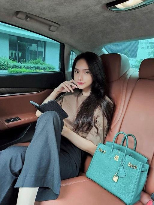 Mới đây, hoa hậu chuyển giới khoe vẻ đẹp chanh sả khi thả dáng trong xế hộp 8 tỷ. Diện đồ đơn giản gồm áo basic và quần suông đơn sắc nhưng điều khiến người xem chú ý chính là chiếc túi Hermès xanh tiền tỷ nâng tầm diện mạo.