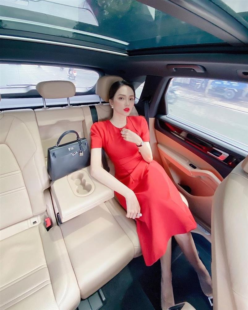 Người đẹp chuyển giới khi lại biến hình thành quý cô sang chảnh, thanh lịch, kín đáo với đầm đỏ cao cấp và vẫn không thể thiếu túi Hermès phiên bản màu đen.